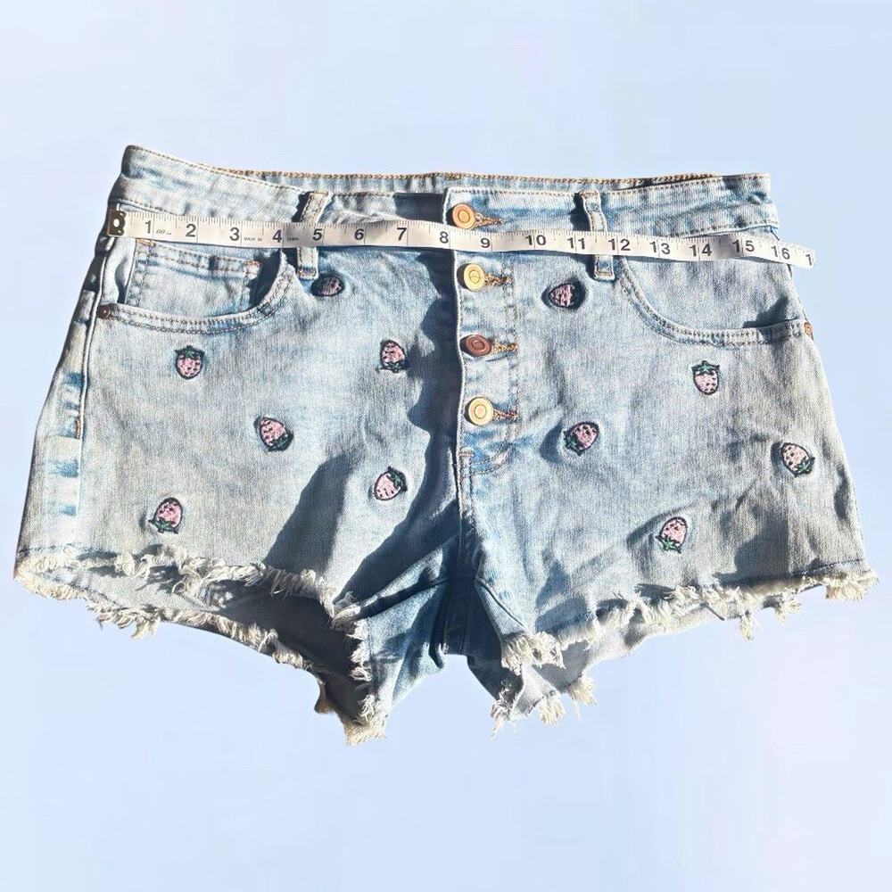 No Boundaries Girls Blue Light Wash Denim Cut-Off Shorts Strawberry Pockets 11